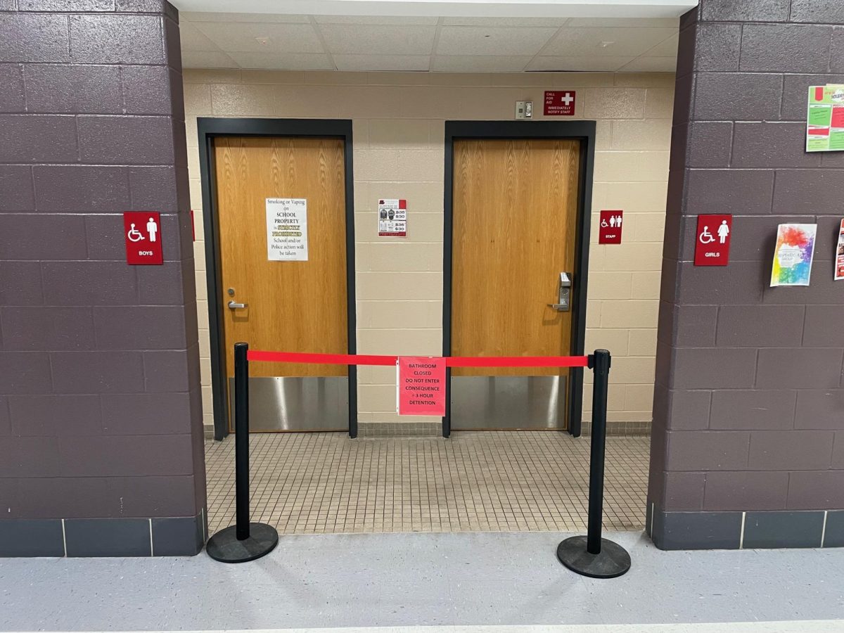 Closed+bathrooms+in+the+2100+hallway.+